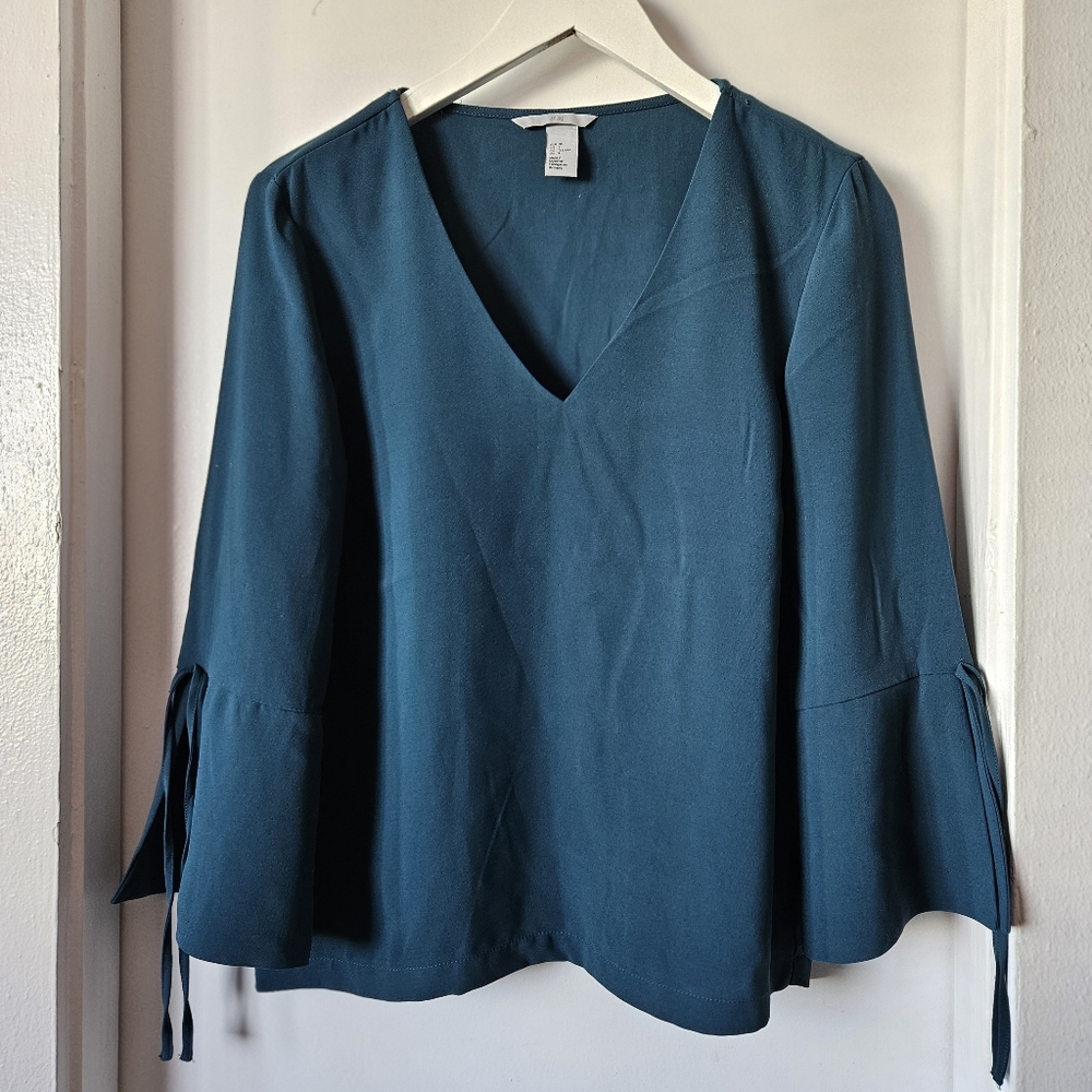 💥H&M Teal Blue V-Neck Bell Sleeve Blouse | Size 4 US
